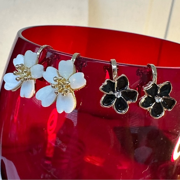 Two pair tiny petite style flower earrings - Picture 2 of 7